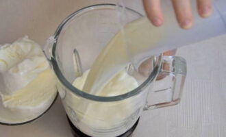 Milchshake lässt sich ganz einfach zu Hause zubereiten. Gießen Sie die erforderliche Menge Milch in die Mixschüssel.