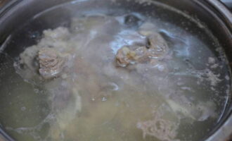 Bozbash pode ser facilmente preparado em casa. Despeje o cordeiro lavado com água e, deixando ferver, cozinhe em fogo baixo por meia hora. Não se esqueça de retirar a espuma com uma escumadeira.