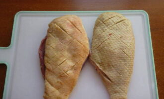 We make cuts on the skin of the fillet, as shown in the photo.