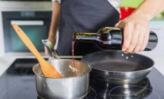 Beef cheeks are very easy to prepare. Pour half the wine into a saucepan and heat through, then add tomato paste and beef broth. Combine and add wine. Boil and remove from the burner.