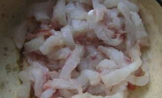 Heh is easy to prepare at home. We thoroughly clean white fish from bones and skin. Cut the resulting fillet into thin strips and place in a deep bowl. It is important that the fish pieces are dry. Be sure to remove excess moisture with paper towels.