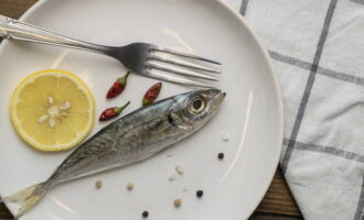 Como preparar um delicioso prato de carapau? Vamos preparar os ingredientes necessários. Escolhemos dois carapaus grandes.