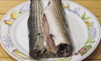 Limpamos e evisceramos o peixe, enxaguamos bem todos os lados em água e secamos com papel toalha.