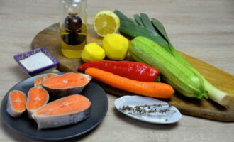 Antes de cozinhar, descongele o peixe, descasque os legumes e lave em água.