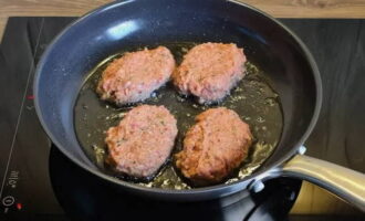 Heat a frying pan with oil. With wet hands, form medium-sized cutlets and place them so that they do not touch each other.