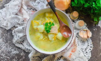 Kyllingesuppe med nudler og kartofler er klar. Placer i portionsanretninger og forkæl dig selv hurtigt!