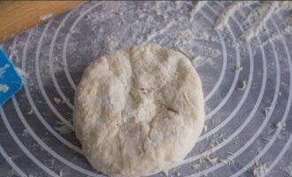 Levantando los bordes, pellizcarlos sobre el relleno, formando una bolsita.