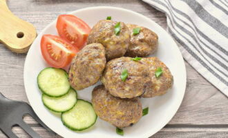 ¡Las jugosas chuletas en el horno sobre una bandeja para hornear están listas!