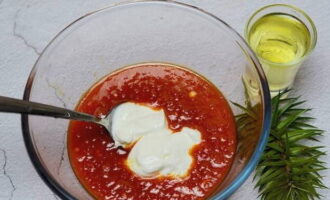 Mix tomato sauce with sour cream.