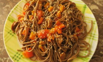 Divide the finished soba into portions and sprinkle with sesame seeds. Treat your household. Enjoy!