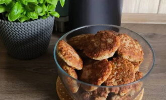 Place the fried cutlets in a common container. Pour a little water into the bottom. Steam in the microwave at maximum power for 3 minutes.