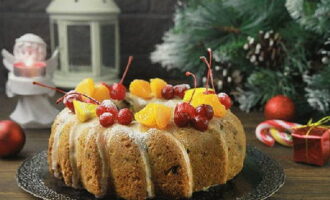 Transfer the finished cake to a plate. Pour over orange juice and sprinkle with powdered sugar, decorate with berries and fruits.