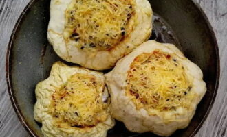 Colocar en el horno.Mantenga hasta que el queso se derrita y se convierta en una corteza dorada.