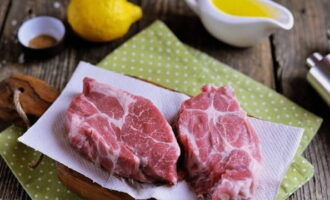 Pork neck in a frying pan is very easy to prepare. We rinse the neck thoroughly under running water and blot it dry with paper towels, cut it into plates about two and a half centimeters thick.