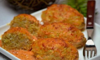 Lazy cabbage rolls with cabbage, minced meat and rice are ready in the oven. Place on plates and serve!