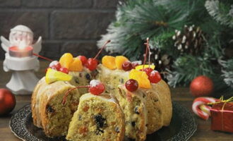 Cut the Christmas cake into portions. Invite your family and friends and treat them to fragrant pastries. Enjoy!