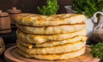 Plaats de warme cakes op een stapel om de warmte vast te houden. Eet smakelijk!