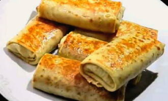 Podávajte voňavé palacinky na stôl. Užite si to!