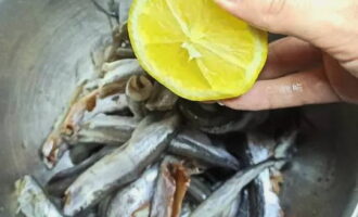 Place the fish in a container and fill it with lemon juice squeezed from half the fruit. Combine ingredients and marinate for 15 minutes.