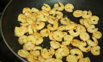 While stirring with a spatula, fry the shrimp for 2 minutes.