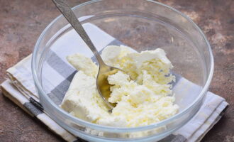 Place the cottage cheese in a deep bowl and knead it. The cottage cheese should be dry; if the cottage cheese is too wet, grind it through a sieve.