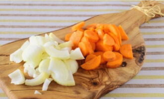 Cut the carrots and onions into half rings.