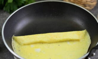 Beat the egg with a fork and pour it into a frying pan with butter; as soon as it sets, roll it into a roll, as shown in the photo.