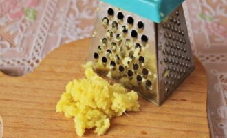 Peel the ginger root. Then grind on a grater.