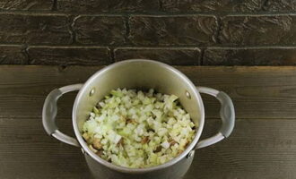 Transfer the fried meat to the pan. We supplement it with chopped onions.