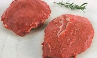 Clean the beef cheeks, rinse and remove moisture with napkins. Cut in half.