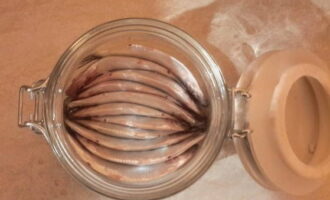 Place a row of sprat tightly on the bottom of a suitable container.