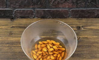 Place the almonds in a container and steam with boiling water. Leave for 10 minutes. Remove the casing.