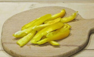 Cut the sweet pepper pulp into thin strips.