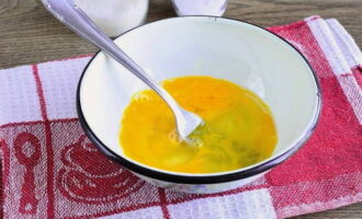 Using a fork or whisk, beat the eggs well until the sugar dissolves.