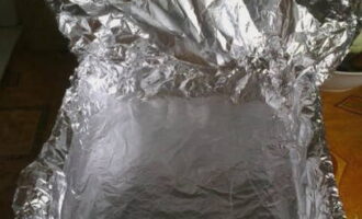 Line a baking tray with aluminum foil for baking.