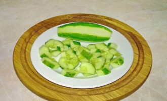 Si la peau des concombres est trop dure, vous pouvez la retirer partiellement.Coupez le légume en quartiers fins.