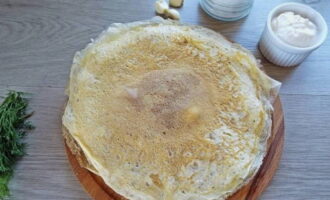 Coat the frying pan with a thin layer of oil once and bake thin pancakes from the eggs.