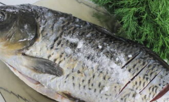 Saupoudrer la carcasse de sel et de poivre. Frotter le poisson. Si vous préférez un poisson plus épicé, utilisez d'autres épices aromatiques.