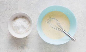 Iniziamo a preparare l'impasto gelatinizzato. Sbattere le uova con lo zucchero e un pizzico di sale. Aggiungere la panna acida, la maionese e setacciare la farina con il lievito.