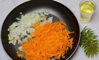 Chop the onion and grate the carrots. Place in a frying pan with vegetable oil.