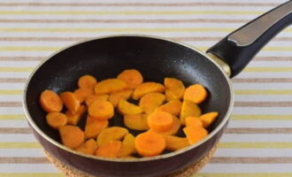 Fry the carrot slices in hot oil for about 5-7 minutes.