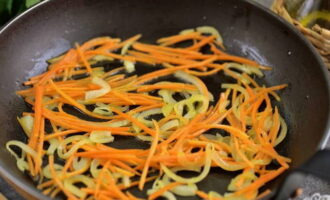 Cut the onion into thin half rings, and grate the carrots on a Korean carrot grater and sauté in oil.