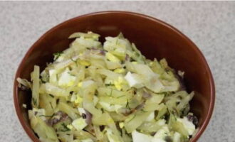 Trasferire le verdure dalla padella in un piatto, mescolare con uova tritate, erbe aromatiche, condimenti e sale.