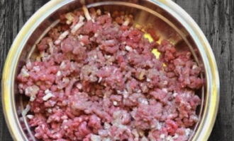 Stir the resulting mass so that the minced meat is uniform and the ingredients become good friends with each other.