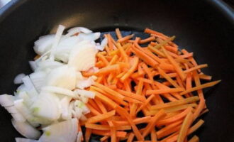 Fry the onions and carrots in vegetable oil until half cooked.