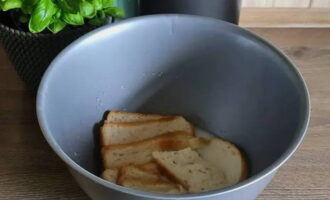 Pour in milk until it completely covers the bread.