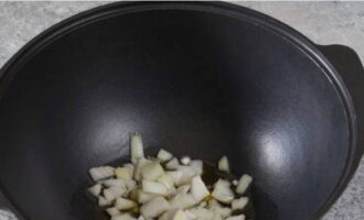 Peel the onion and chop it randomly, fry on maximum flame with constant stirring.