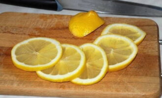 Wash the lemon and cut it into thin slices. We put them inside the prepared fish.