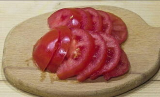 Cut the juicy tomato into quarter rings.