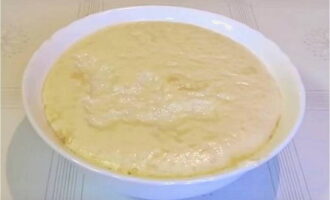 Le frittelle di lievito con latte sono molto facili da preparare. Per preparare l'impasto, versare in una ciotola 100 ml di latte riscaldato, aggiungere un cucchiaio di farina e sciogliere al suo interno il lievito secco con un cucchiaio di zucchero. Mescolare questi ingredienti con una frusta e riporre l'impasto in un luogo tiepido per mezz'ora.